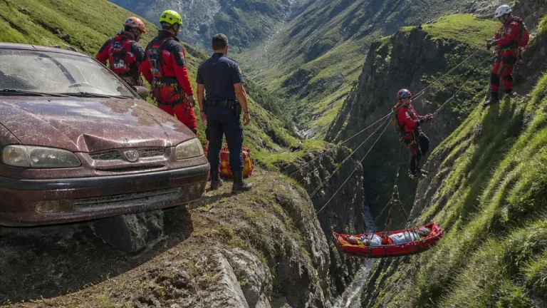 Patru tineri ucraineni recuperați de salvamontiştii argeseni după ce au rămas blocați pe Valea Rea din Făgăraș