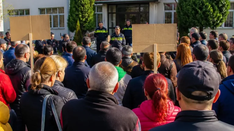 Proteste la Câineni după ce un minor de 13 ani, acuzat de viol și agresiuni sexuale, rămâne liber; autoritățile fac verificări