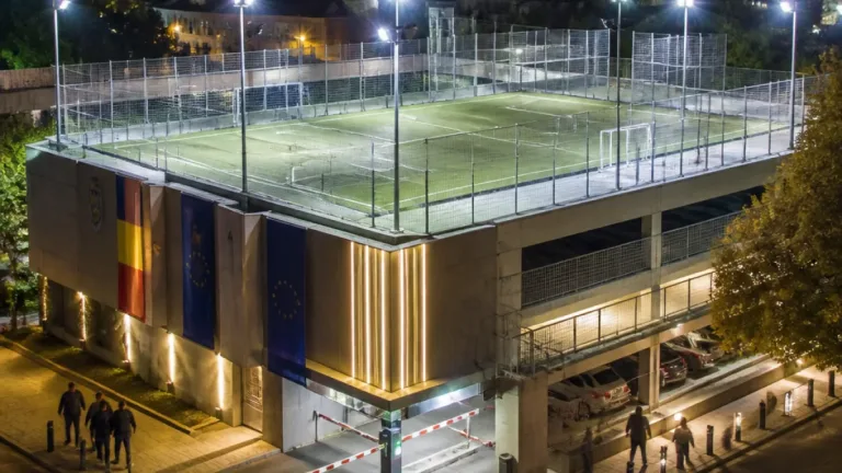 Râmnicu Vâlcea inaugurează parcare pe două niveluri cu teren de sport deasupra, investiție de circa 3 milioane euro