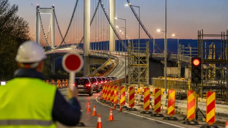 Restricţii temporare de circulaţie pe podul suspendat de la Brăila pentru lucrări la rampe; traficul va fi dirijat alternativ