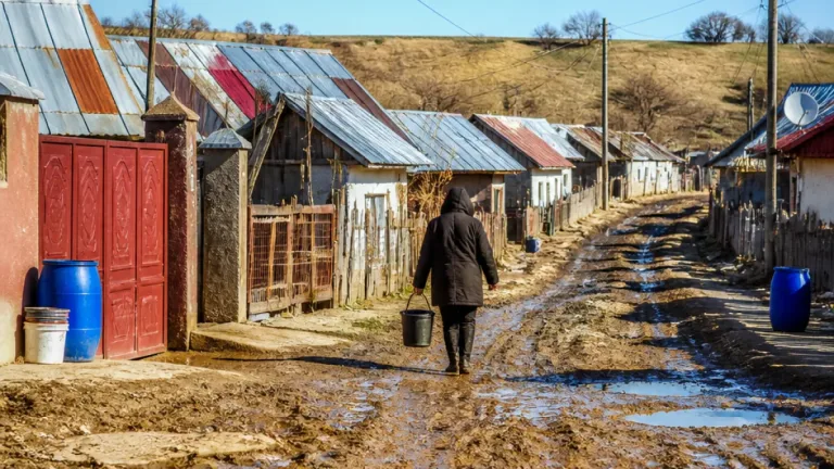 Satul Tăutești, la 15 km de Iași: fără apă curentă, canalizare, gaz sau drumuri asfaltate