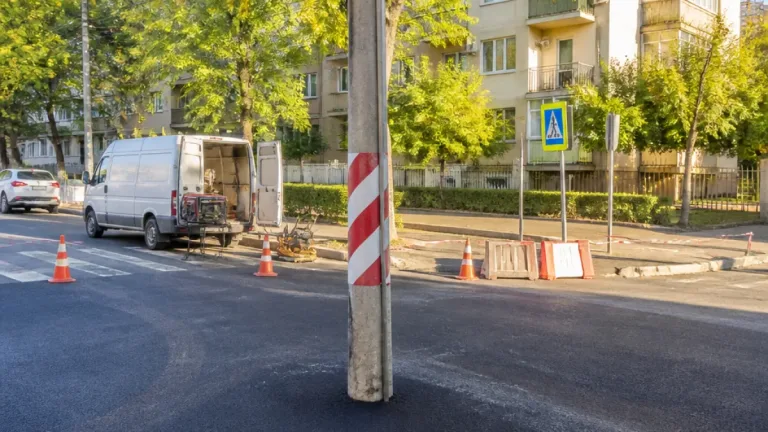 Stâlp lăsat în mijlocul străzii după asfaltare în Brăila; Primăria anunţă remedierea