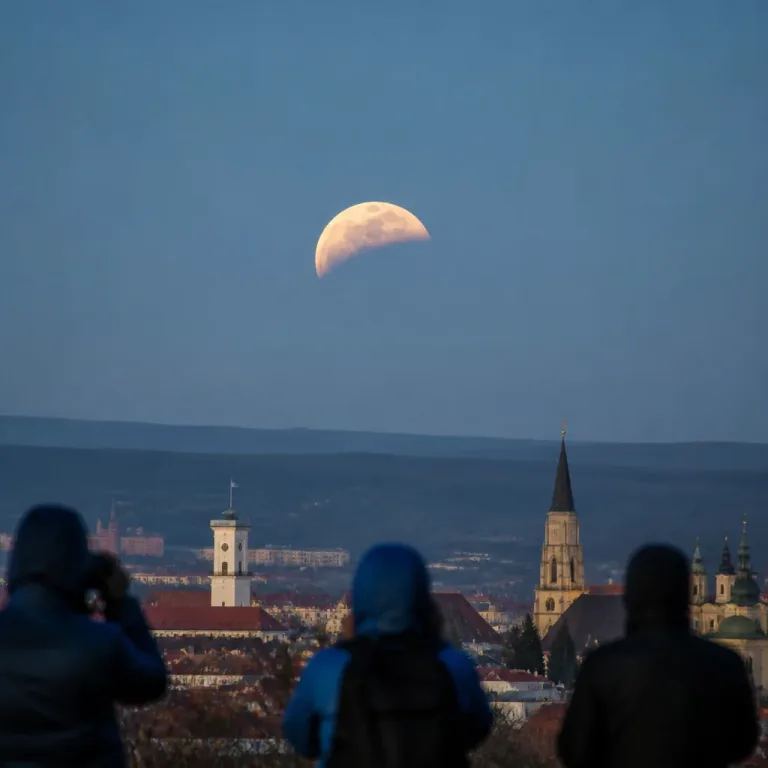 Eclipsă parţială de Lună în dimineaţa de 28 august: ce se va vedea din România