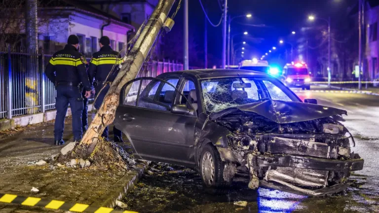 Un bărbat de 33 de ani a murit după ce autoturismul său a lovit un stâlp pe strada Aurel Vlaicu din Cluj-Napoca