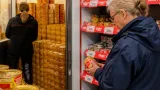 Butiker reas ut surströmming efter fjolårets lager – kraftigt nedsatta priser i länet