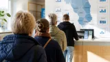 Färre långtidsarbetslösa än för ett år sedan – men ökade antal jämfört med juli