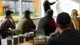 Kurs i regenerativt jordbruk i Vara fokuserar på att tolka Albrecht‑ och bladsaftsanalyser
