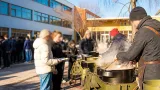 Örnsköldsvik övar krismat: elever åt chili con carne utomhus vid Geneskolan