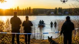 Storskalig sökinsats i Krokom efter försvunnen man – dykare, helikopter och drönare används