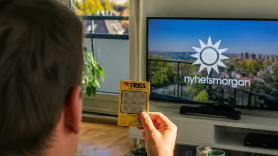 Bromma-vinnaren Oskar syns i Nyhetsmorgon när han skrapar triss