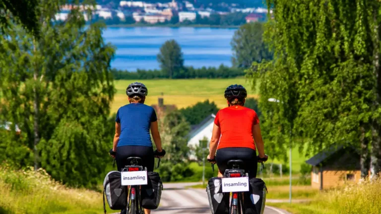 Far och son cyklar till Huskvarna för att samla pengar till barn och familjer