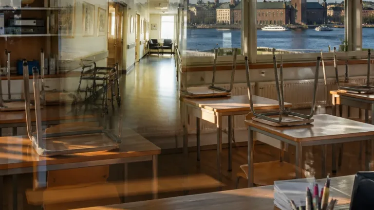 Färre lärare och undersköterskor i Stockholm om M och SD får igenom nedskärningar