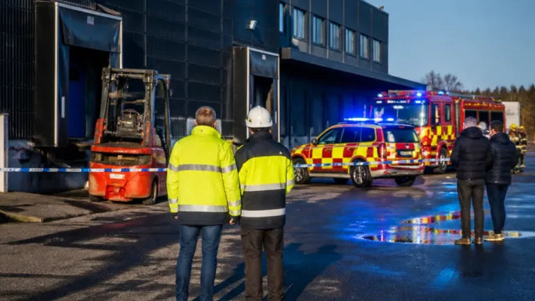 Man i 65-årsåldern avled efter att ha blivit klämd av truck på Diplomatfönster i Bankeryd