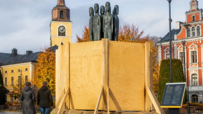 Skulptur i Östersund täcktes för att visa hur kulturarv skyddas vid kris