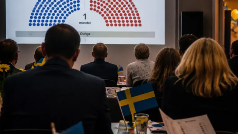 Valnatten i Stockholm: dött lopp i SVT‑prognosen – bara ett mandat skiljer
