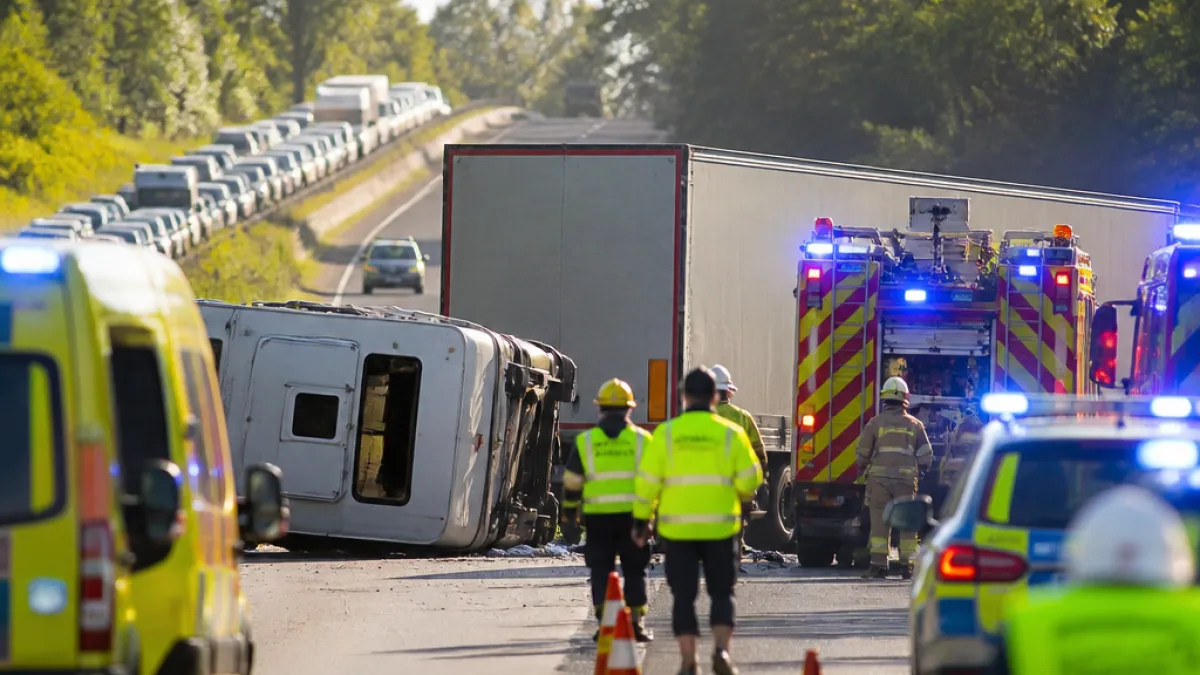 Krock mellan husbil och lastbil stoppade trafiken på E6 vid Ängelholm ...