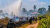 จังหวัดระดมกำลังสกัดไฟป่าพรุควนเคร็ง เฮลิคอปเตอร์ทิ้งน้ำแล้ว 32 เที่ยว