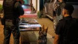 เจ้าหน้าที่บูรณาการตรวจค้นท่าแซะ ยึดยาเสพติด–อาวุธปืนหลายกระบอก ส่งดำเนินคดี