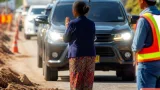 ชาวบุรีรัมย์วิตก หญิงออกยืนขวางถนนสายหลักขอเงิน เสี่ยงเกิดอุบัติเหตุ