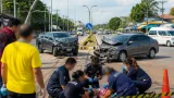 ชนสลดสี่แยกดอนไทรงาม รถกระบะชนเก๋งกลางสัญญาณ ไร้ผู้เฝ้ากล้อง พบภรรยาคนขับเสียชีวิต 1 ราย