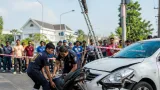 ชนกลางสี่แยกเมืองคอน ไฟจราจรชำรุด ทำผู้โดยสาร-คนขี่รถจยย.เจ็บ 2 นาย