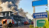 ไฟไหม้โรงงานจัดบูธในเมืองปทุมธานี วอดกว่า 10 ล้านบาท คนงาน 11 คนหนีหวุดหวิด