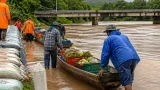 ฝนต่อเนื่องทำให้แม่น้ำแควน้อยปริ่มตลิ่ง ชาวไทรโยคใช้เรือสัญจร-เฝ้าระวัง 24 ชั่วโมง