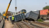 ขบวนรถไฟบรรทุกสินค้าตกราง 3 ตู้ ขวางเส้นทางชลบุรี–แหลมฉบัง เสียหายเลื่อนเดินรถ