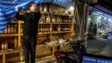 คนร้ายมุดผ้าใบขโมยของฝากในตลาดเนินสูง ท่าใหม่ เสียหายนับหมื่นบาท ผู้ค้าแจ้งความแล้ว