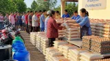 ครอบครัวอุทัยธานีรวมใจแจกข้าวสาร-ไข่ 1 ตัน ช่วยผู้มีรายได้น้อยช่วงค่าครองชีพพุ่ง