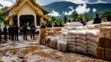 มูลนิธิบรรเทาสาธารณภัยแม่ฮ่องสอน มอบข้าวสาร 1 ตัน กระจายช่วยผู้ประสบภัย 5 อำเภอ