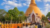 นครปฐมจัดพิธีทำบุญตักบาตรถวายราชกุศลวันแม่ ณ องค์พระปฐมเจดีย์