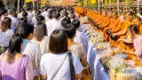 นครปฐมจัดวันธรรมสวนะ เชิญชวนประชาชนเข้าวัด-ฟื้นประเพณีครอบครัวหิ้วตะกร้า