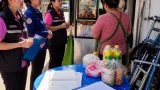 พมจ.ร่วมทีมอาสาเข้าช่วยแม่ค้าขาหมูปทุมฯ ติดหนี้นอกระบบกว่า 10 เจ้า ลูกพิการ-สามีป่วยจิตเวช