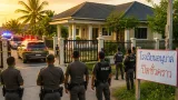 ปิดล้อมบ้านพักที่หนองปลาไหล ตำรวจยิงภรรยาเป็นครูในโรงเรียน เสียชีวิตก่อนเจรจายืดเยื้อ
