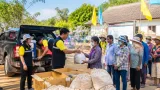 ป่อเต็กตึ๊งประเดิมทิ้งกระจาดที่บ้านแพ้ว สมุทรสาคร แจก 6,000 ชุด บรรเทาค่าครองชีพ