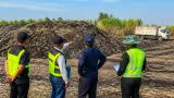 รองผู้ว่าฯ ปราจีนฯ ลงตรวจกองขยะอุตสาหกรรมผสมขี้ไก่ ลักลอบทิ้งกลางไร่อ้อย สั่งเร่งกำจัด