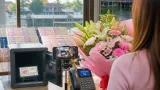 สาวราชบุรีถูกรางวัลใหญ่ ลอตเตอรี่พลัส 1 ใบ รับเต็ม 6 ล้านบาท