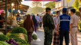 เสนาธิการทหารบกลงพื้นที่ตลาดเช้าปัตตานี ย้ำ 'ประชาชนต้องอุ่นใจ' ให้กำลังใจชุมชนและกำลังพล