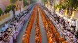 สุพรรณบุรีจัดพิธีตักบาตรคณะสงฆ์ 12,600 รูปบนถนนเณรแก้ว เสริมสายสัมพันธ์ชุมชน-พุทธศาสนา