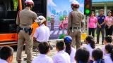 ตำรวจจราจรอ่างทองลงพื้นที่สอนสวมหมวกนิรภัย-รู้สัญญาณไฟ พร้อมสอนเอาตัวรอดในรถตู้