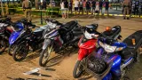 ตำรวจโคราชสกัดกลุ่มวัยรุ่นกลางดึก พบมีด-วัตถุต้องสงสัยคล้ายระเบิด คุมตัว 19 ราย