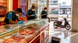 ตำรวจสระแก้วเร่งล่าคนร้ายชิงทองในห้างอรัญประเทศ พบใช้วัตถุคล้ายระเบิด-หลบหนีจยย.