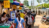ตลาดช่องจอมกลับมาคึกคัก หลังซบเซากว่า 1 ปี พ่อค้า–นักท่องเที่ยวแห่ซื้อของช่วงวันหยุด