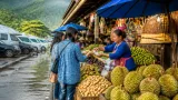 อุตรดิตถ์เปิดตลาดกลางผลไม้ต้อนรับคาราวาน 150 คน กระตุ้นรายได้ชุมชนช่วงฤดูฝน