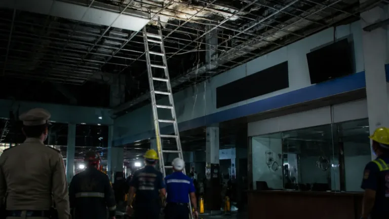 ช่างรับเหมาวัย 49 ปี ถูกไฟช็อตดับขณะติดตั้งระบบเกตสแกนในสถานีรถไฟชุมพรหลังใหม่