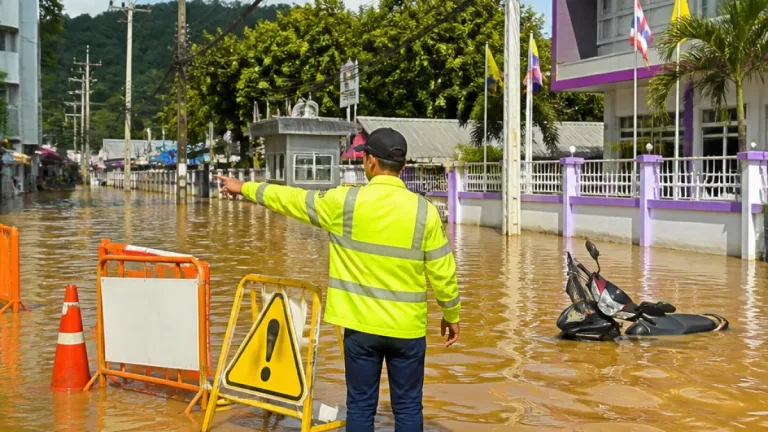 ฝนหนักต่อเนื่อง น้ำท่วมขังพื้นที่แม่สอด กระทบบ้านเรือน-การสัญจรหลายจุด