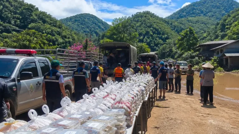 มท.3 ติดตามน้ำท่วมน่าน ทีมอุทัยธานีตั้งครัวสนามผลิตอาหารสด 6,000 ชุดช่วยผู้ประสบภัย