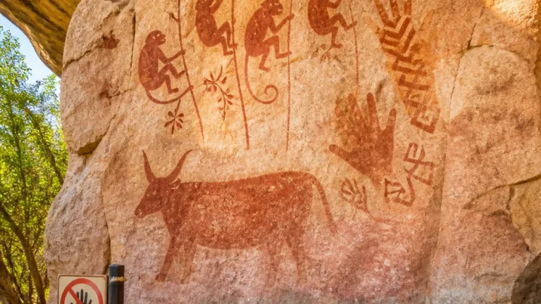 พบภาพเขียนสียุคก่อนประวัติศาสตร์ถ้ำผาเวียง หนองบัวลำภู คาดอายุ 3,500–4,000 ปี