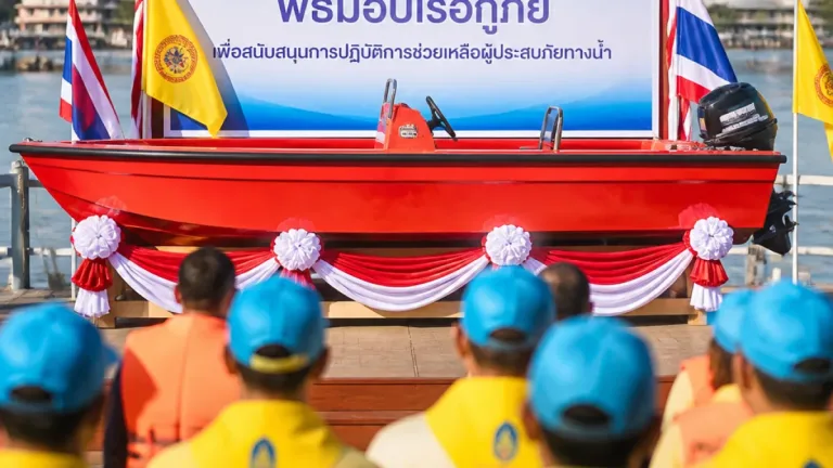 ส.ส.ชัยนาทมอบเรือกู้ภัย-ร่วมอบรมขับเรือช่วยชีวิตทางน้ำ หวังหนุนศักยภาพอาสาในพื้นที่